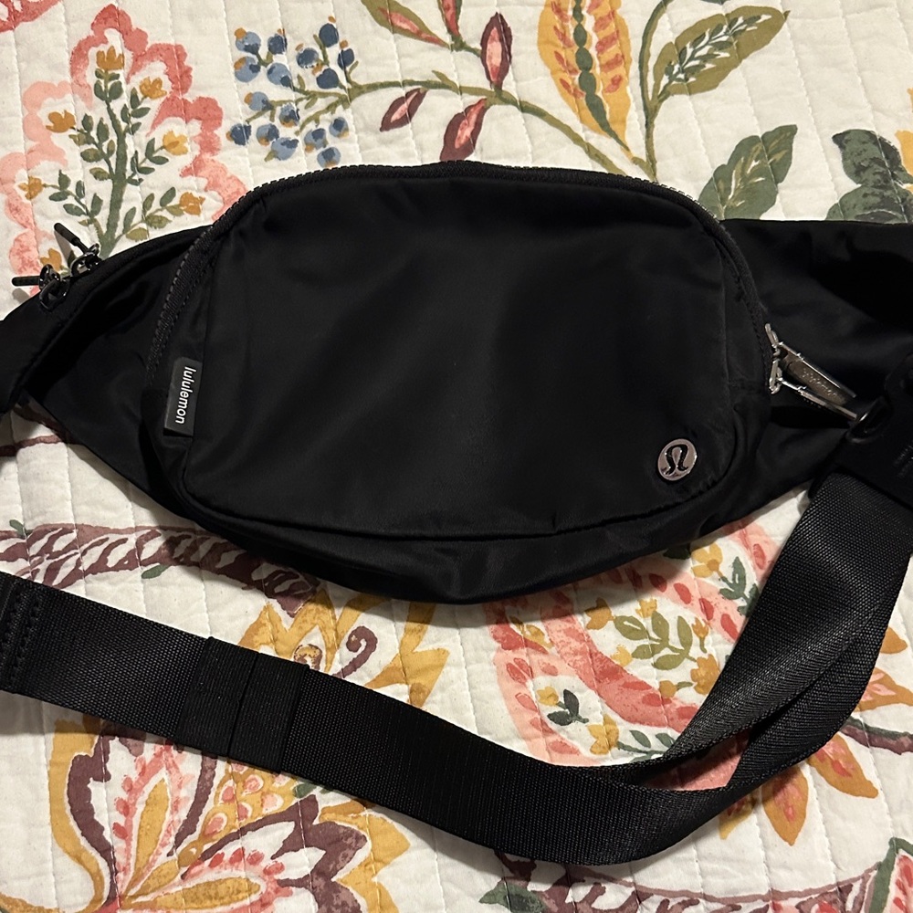 Lululemon Black Everywhere 2.5L Sling bag